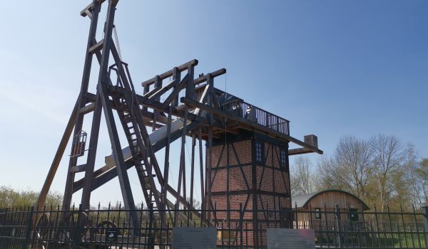 27-Fuß Spiegelteleskop des Telescopiums mit Besucherinformation