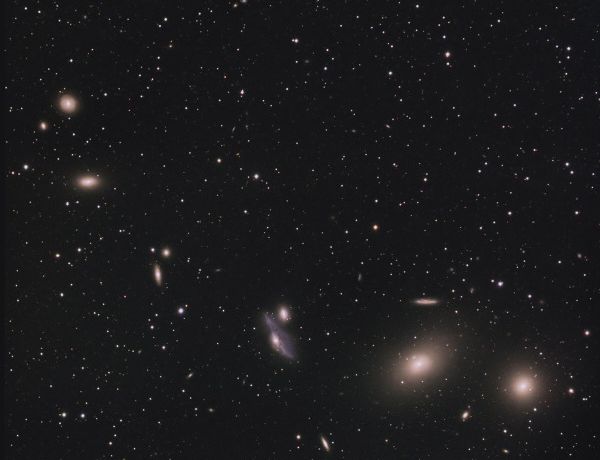 Der Zentralbereich des Virgo-Galaxienhaufens mit "Markarians Galaxienkette"