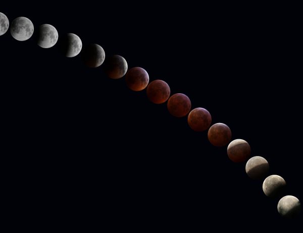 Blutmond an einem kalten Wintermorgen