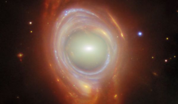 Eine Spirale durch eine kosmische Linse beobachten (Quelle: ESA/NASA/CSA)