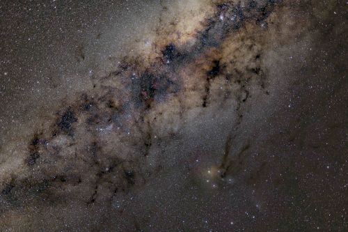 Abbildung: Milchstraße der Antares-Region im Skorpion in Namibia