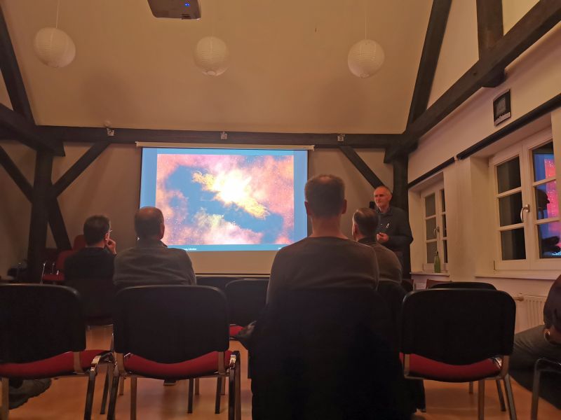Abbildung 1: Gäste beim Astronomietag lauschen Gerald Willems bei seinem Vortrag
