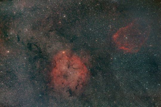 Molekülwolken und ionisierte Wasserstoffgebiete im Cepheus an der Grenze zum Schwan
