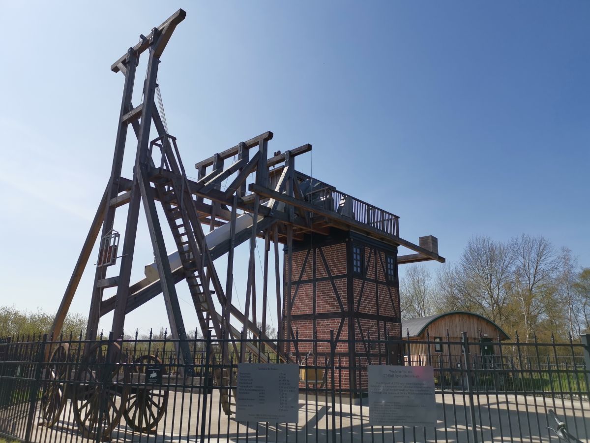 27-Fuß Spiegelteleskop des Telescopiums mit Besucherinformation