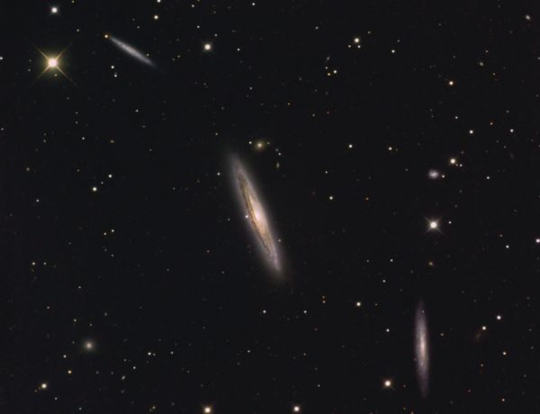 NGC 4216 - eine Galaxie und ihre Begleiter