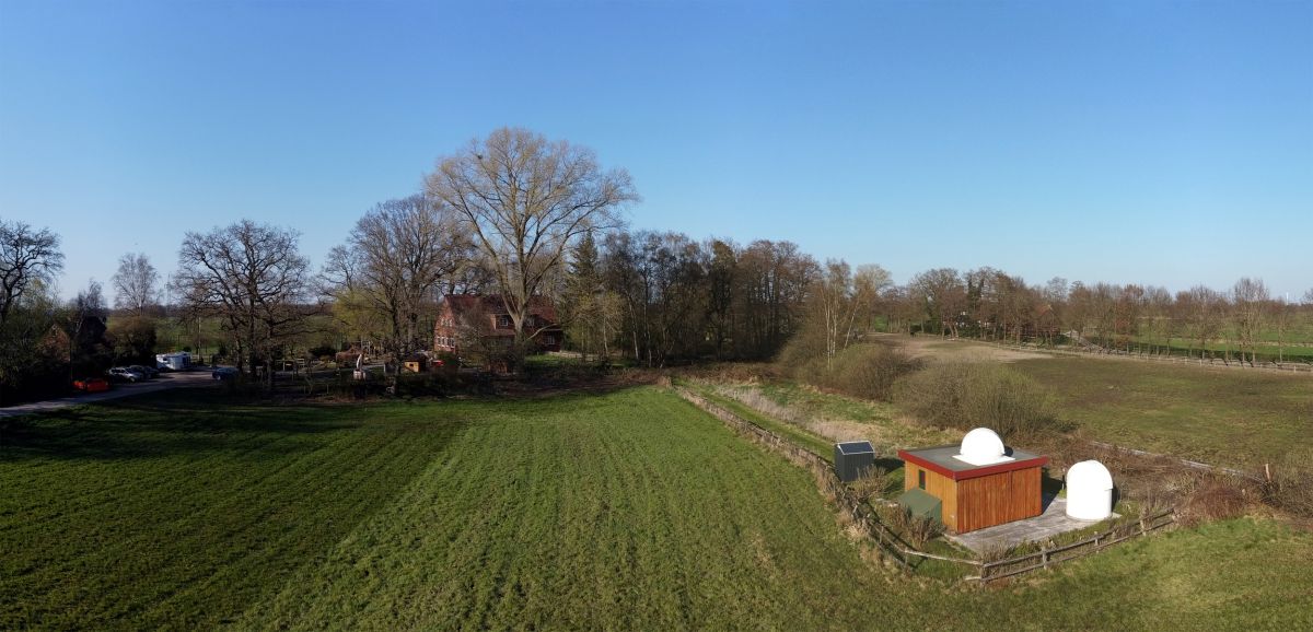 Abbildung 1: AVL-Sternwarte in Wührden mit dem Vereinsheim im Hintergrund