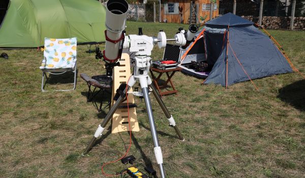 Takahashi-Refraktor und LUNT-LS40-Sonnenteleskop an einer azimutal ausgerichteten AZ-EQ6Pro-Montierung auf einem Teleskoptreffen mit anderen Sternenfreunden