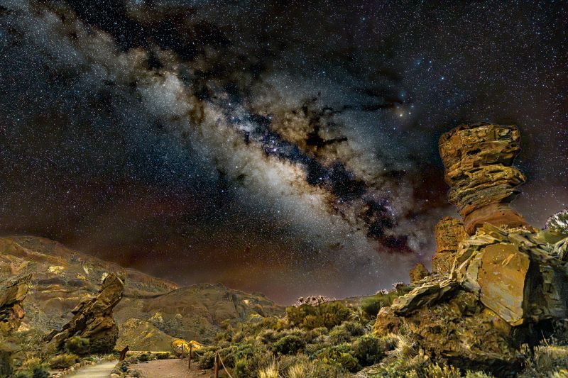 Milchstraße über den Roques de García auf Teneriffa