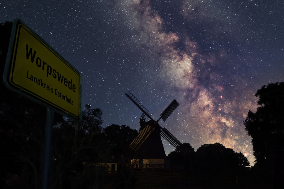 Nightscape-Aufnahme unserer Milchstraße vor dem Ortschild von Worpswede