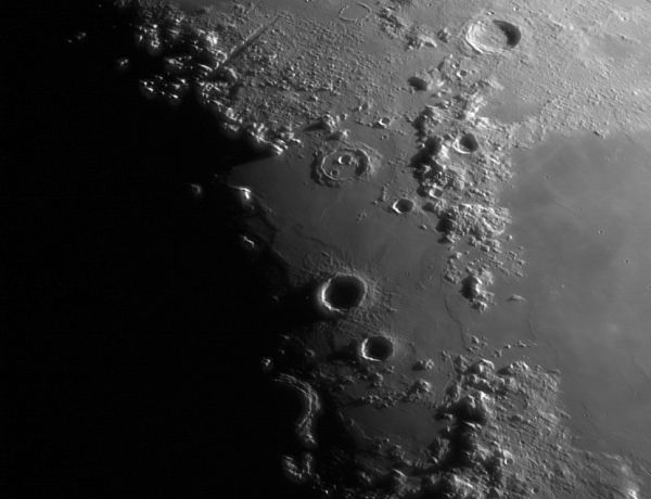 Krater und Gebirge auf dem Mond am 19.04.2021