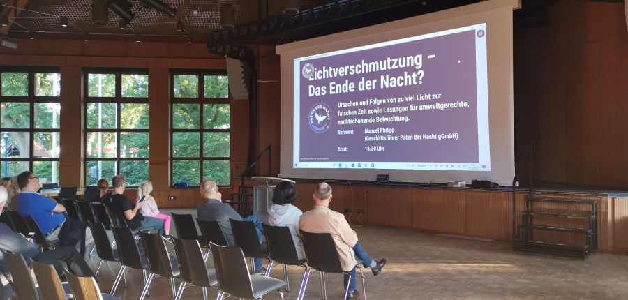 Abbildung 1: Warten auf den Beginn der Veranstaltung im Bürgersaal des Rathauses in Oyten