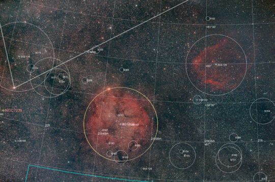 Molekülwolken und ionisierte Wasserstoffgebiete im Cepheus an der Grenze zum Schwan