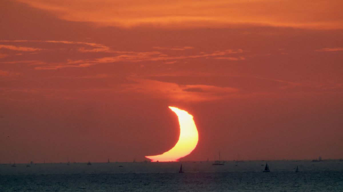 Abbildung: Teilverfinsterte Sonne beim Sonnenuntergang über dem Mittelmeer