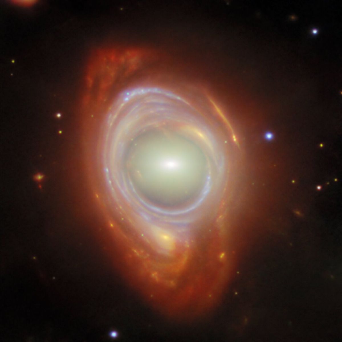 Eine Spirale durch eine kosmische Linse beobachten
