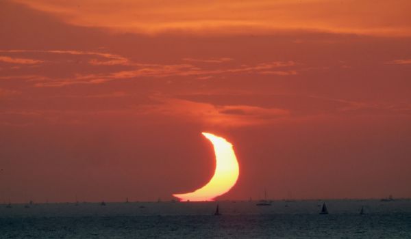 Sonne in Form einer Sichel als Sonnenuntergang