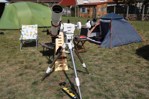 Takahashi-Refraktor und LUNT-LS40-Sonnenteleskop an einer azimutal ausgerichteten AZ-EQ6Pro-Montierung auf einem Teleskoptreffen mit anderen Sternenfreunden