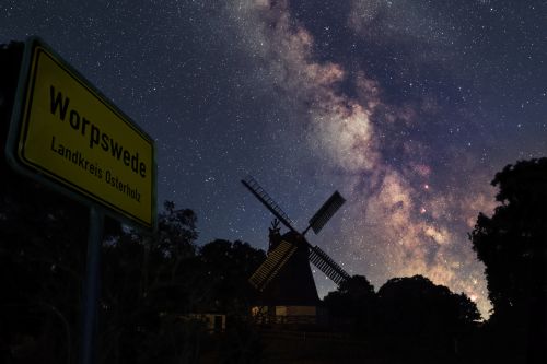 Nightscape-Aufnahme unserer Milchstraße vor dem Ortschild von Worpswede