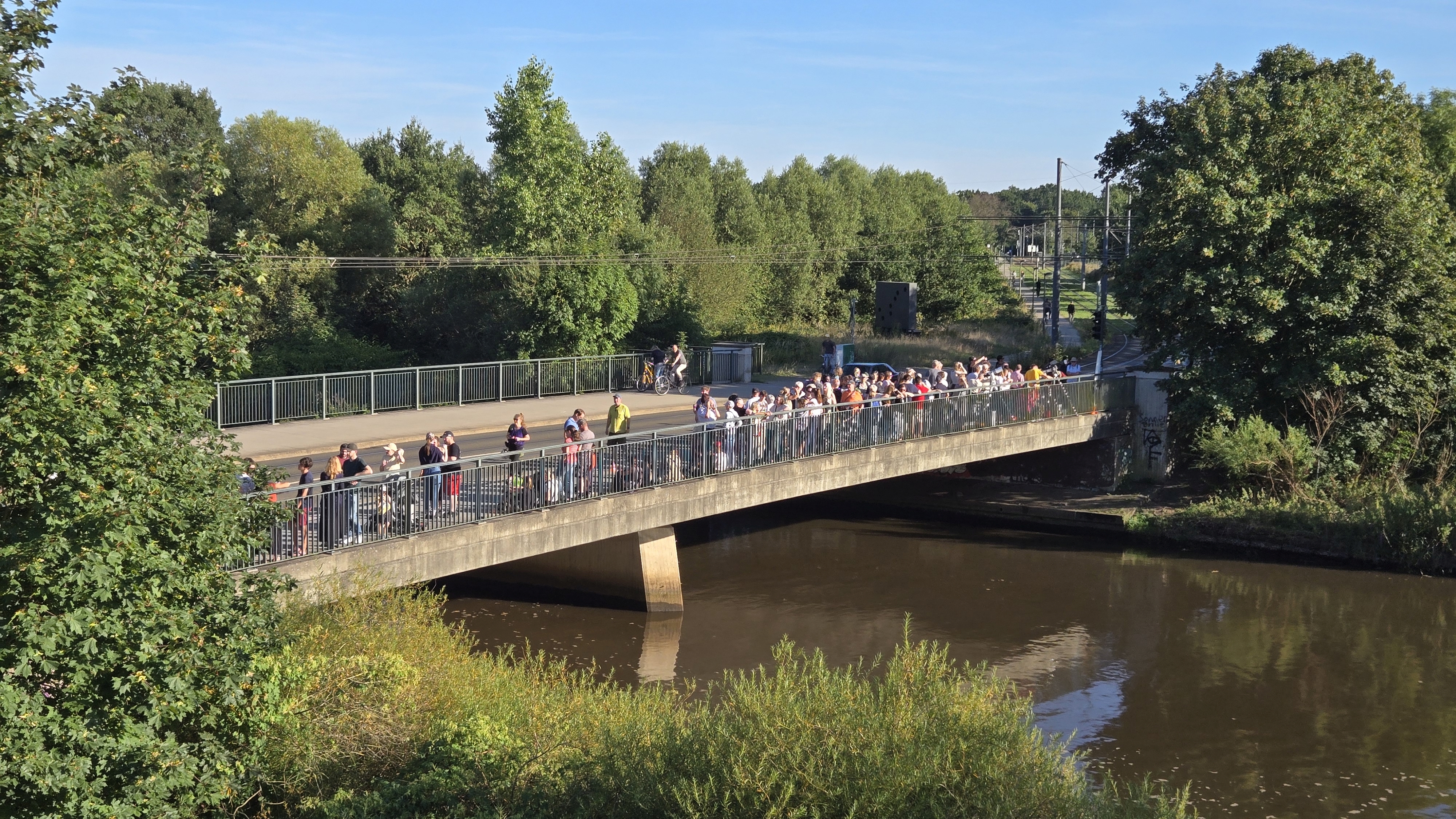 Abbildung 2: Langsam füllte sich die Wümmebrücke in Lilienthal